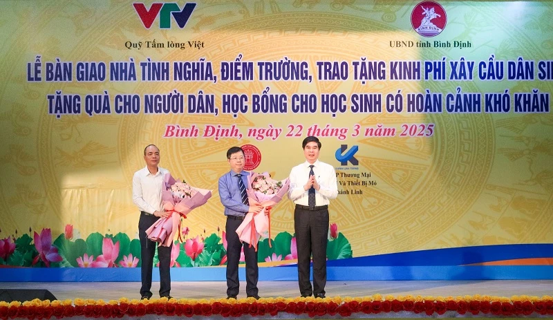 Phó Chủ tịch UBND tỉnh Bình Định Lâm Hải Giang cảm ơn lãnh đạo VTV và Quỹ Tấm lòng Việt.