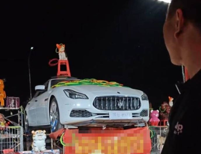 Bỏ ra 7 triệu đồng để chơi ném vòng, người đàn ông trúng xe hơi 5,9 tỷ đồng