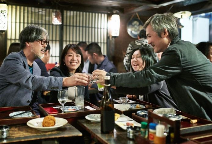 Nghệ thuật rót rượu trên bàn tiệc: Những quy tắc không thể bỏ qua