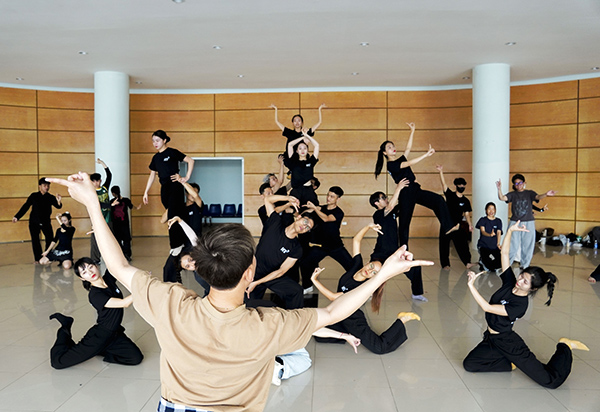 Nh&#xE0; h&#xE1;t Tr&#x1B0;ng V&#x1B0;&#x1A1;ng th&#x1EF1;c hi&#x1EC7;n nhi&#x1EC1;u ch&#x1B0;&#x1A1;ng tr&#xEC;nh h&#x1EA5;p d&#x1EAB;n k&#x1EF7; ni&#x1EC7;m 50 n&#x103;m Ng&#xE0;y gi&#x1EA3;i ph&#xF3;ng &#x110;&#xE0; N&#x1EB5;ng