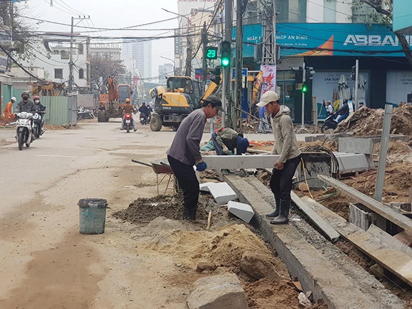 Đẩy nhanh tiến độ thi công, phấn đấu hoàn thành nâng cấp, cải tạo tuyến đường Hùng Vương - Lý Thái Tổ (Đà Nẵng) sớm hơn 3 tháng.