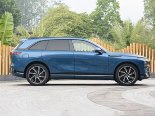 SUV cùng phân khúc với Hyundai Santa Fe, công suất 575 mã lực, nội thất sang chảnh, giá gần 900 triệu đồng