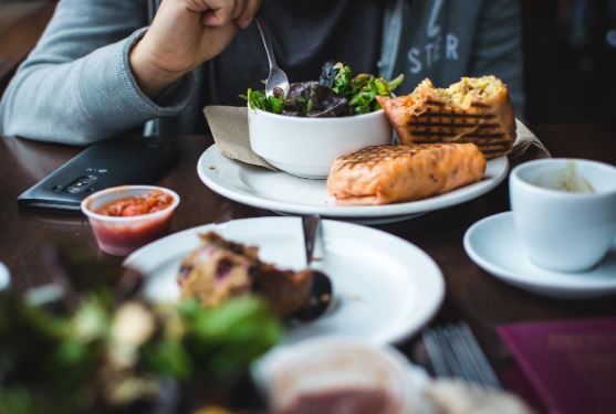 Nếu bạn có thói quen ăn tối sau 21 giờ thì nên bỏ ngay hôm nay kẻo ngày nhập viện không còn xa