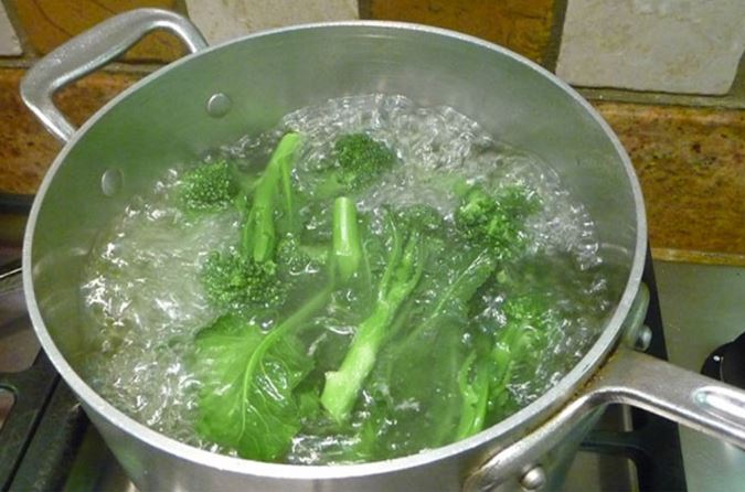 Bạn đã biết luộc rau đúng cách chưa? Việc tưởng chừng đơn giản nhưng nếu làm sai sẽ làm mất dinh dưỡng, còn vừa gây hại cho sức khỏe