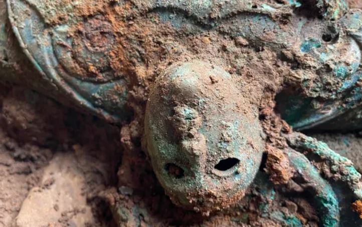 Phát hiện kho báu 2.000 năm tuổi chứa hơn 800 cổ vật quý hiếm trên cánh đồng