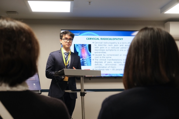 Sao Th&#xE1;i D&#x1B0;&#x1A1;ng ghi d&#x1EA5;u &#x1EA5;n t&#x1EA1;i h&#x1ED9;i ngh&#x1ECB; &#x1EDF; Anh v&#x1EC1; y h&#x1ECD;c d&#x1EF1; ph&#xF2;ng, s&#x1EE9;c kh&#x1ECF;e c&#x1ED9;ng &#x111;&#x1ED3;ng