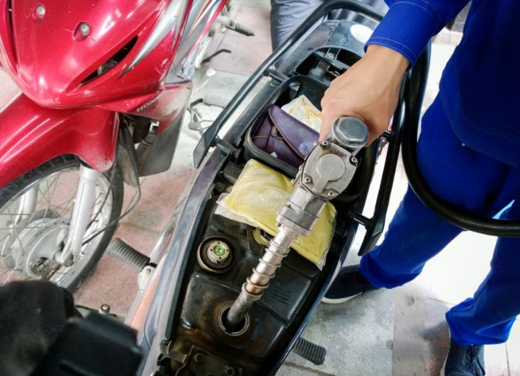 Cẩn trọng khi đổ xăng: 5 thói quen sai lầm có thể khiến bạn tốn kém, hại xe và tiềm ẩn nguy cơ cháy nổ
