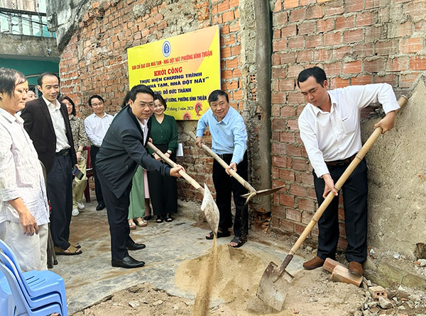 Điện lực Đà Nẵng hỗ trợ xóa nhà tạm, nhà dột nát cho hộ nghèo