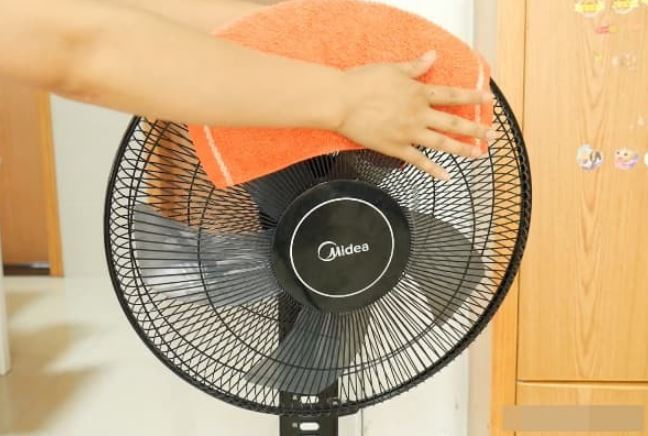 Đắp khăn lên quạt điện và những mẹo làm mát cực kỳ hiệu quả và tiết kiệm chi phí trong ngày hè nóng bức