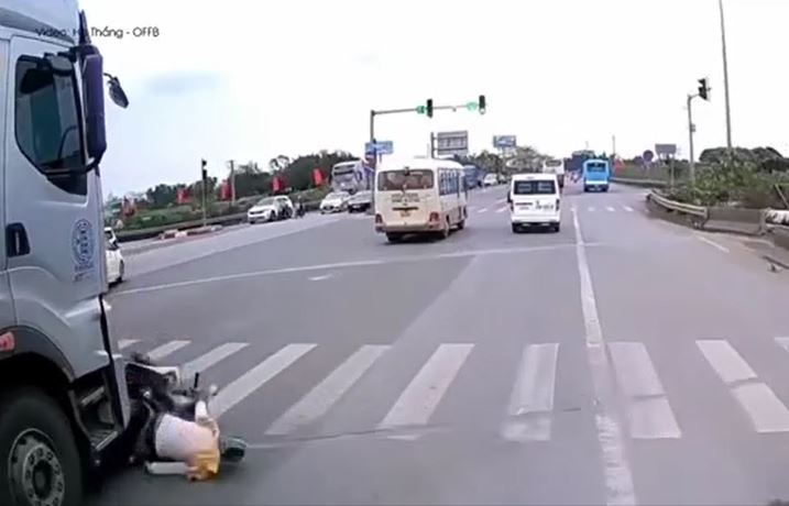 CLIP: Tạt đầu xe container mà không quan sát, người phụ nữ suýt bỏ mạng