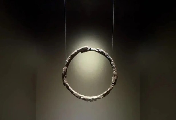 Phát hiện trang sức chứa vật liệu ngoài hành tinh trong mộ cổ