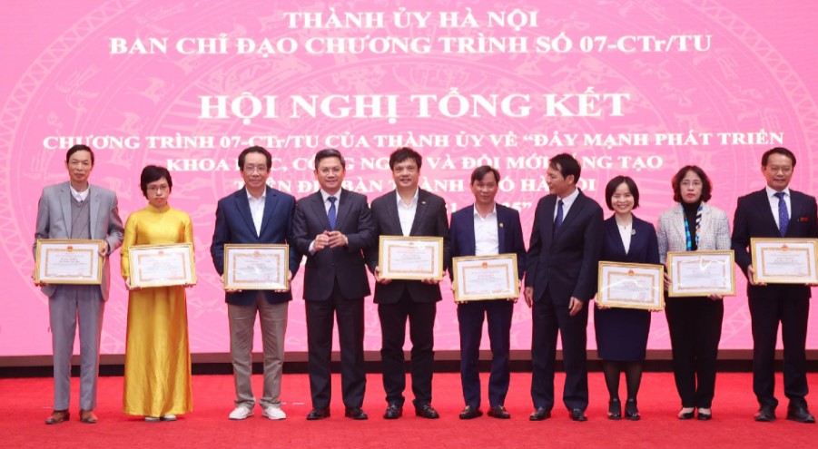 FPT nhận bằng khen về phát triển khoa học công nghệ