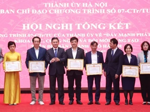 FPT nhận bằng khen về phát triển khoa học công nghệ