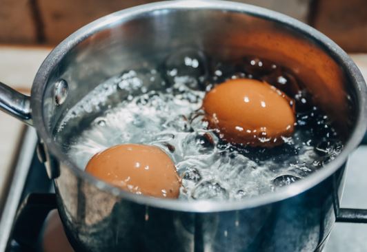 Tại sao nồi bị đen sau khi luộc trứng?