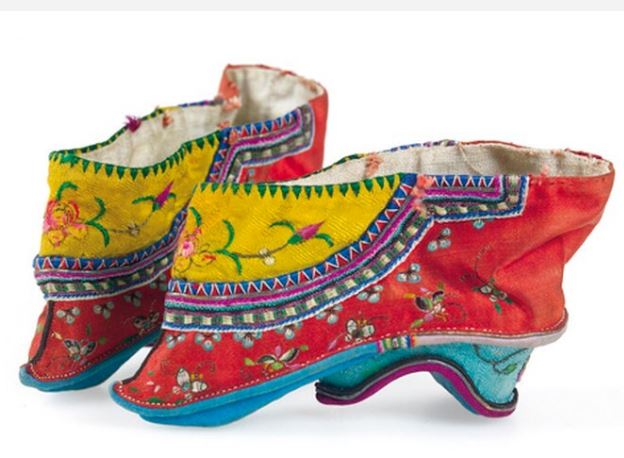 Rùng mình trước kích thước khó tin của đôi giày gắn với tục bó chân ở Trung Quốc