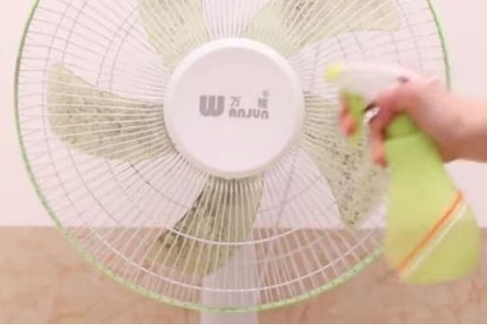 Bí quyết vệ sinh quạt điện sạch bong không cần tháo lắp: Chỉ với một chai xịt tự chế