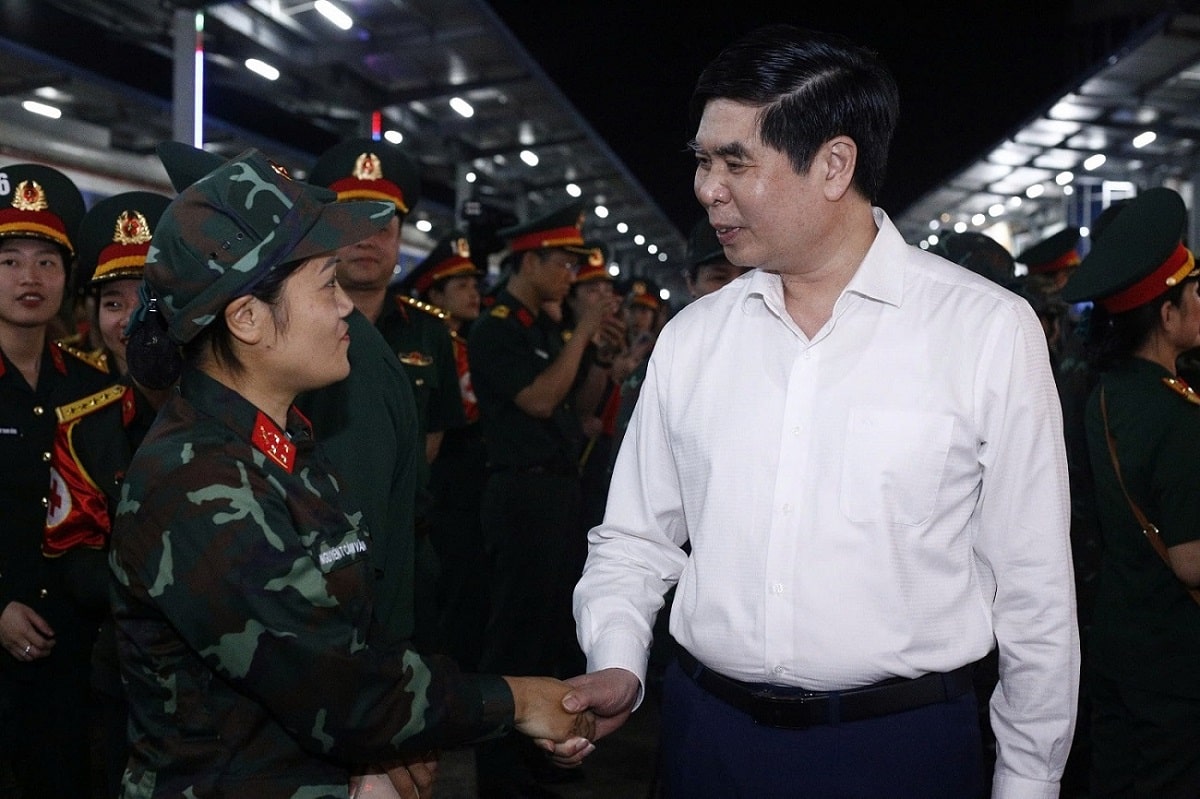 Quê hương ‘áo vải, cờ đào’ chào đón đoàn diễu binh Nam tiến  