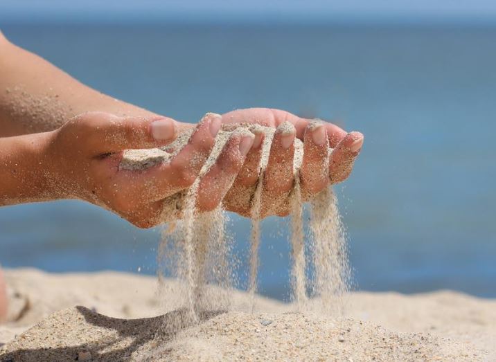 Tại sao cát sa mạc và cát biển nhiều vô tận nhưng người ta không dùng để xây dựng mà chỉ dùng cát sông?