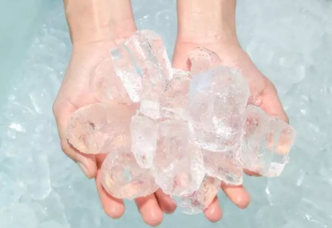 Giải mã nguyên nhân đá lạnh dính vào tay dưới góc nhìn khoa học