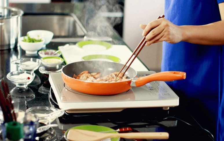 Chiên rán không còn là “cơn ác mộng”: Mẹo làm sạch dầu mỡ trong bếp bằng nguyên liệu có sẵn