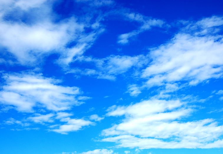 Mây có màu xanh không, hay đó chỉ là màu của bầu trời?