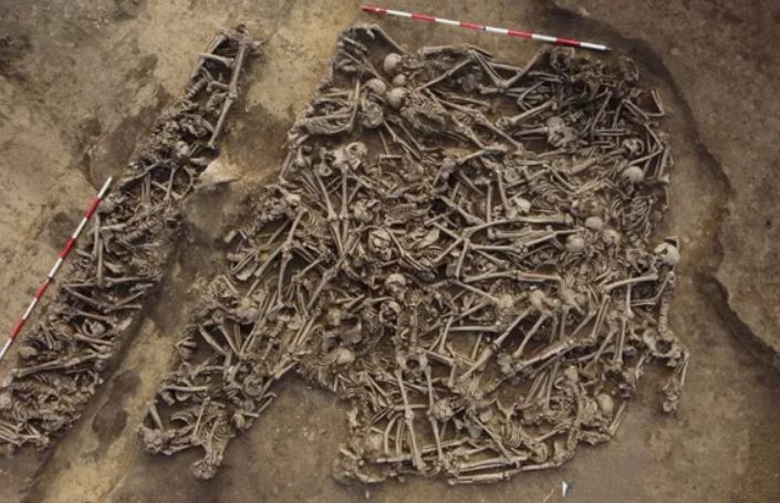 Phát hiện mộ tập thể của binh sĩ thời La Mã dưới sân bóng đá ở Vienna