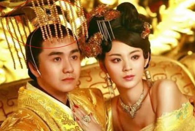 Vì sao mũ của vua chúa lại thường có một tấm mành che trước mặt?