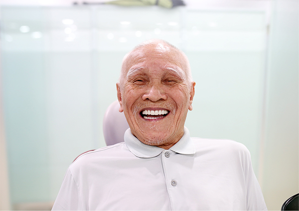 Khôi phục chức năng nhai cho cụ ông 95 tuổi bằng kỹ thuật implant toàn hàm 