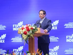 Hội nhập không chỉ có thảm đỏ và hoa hồng
