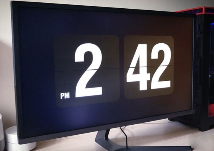 Vì sao đồng hồ trên máy tính thường chạy chậm hơn so với điện thoại thông minh?