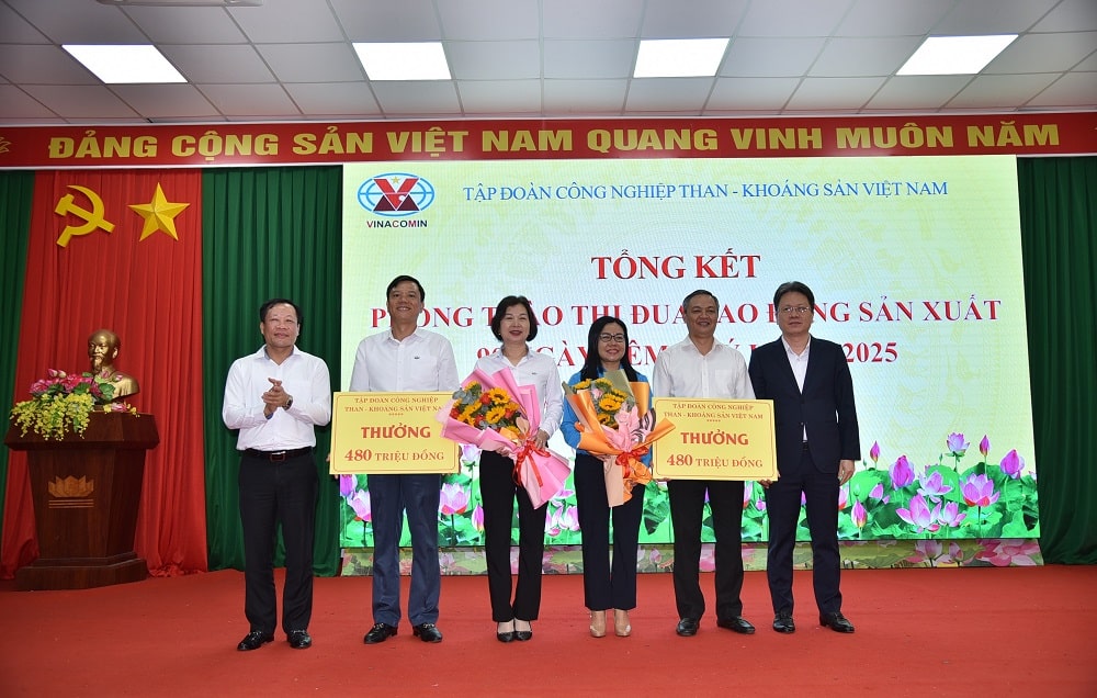 Thưởng nóng 2 đơn vị xuất sắc trong sản xuất Alumin 