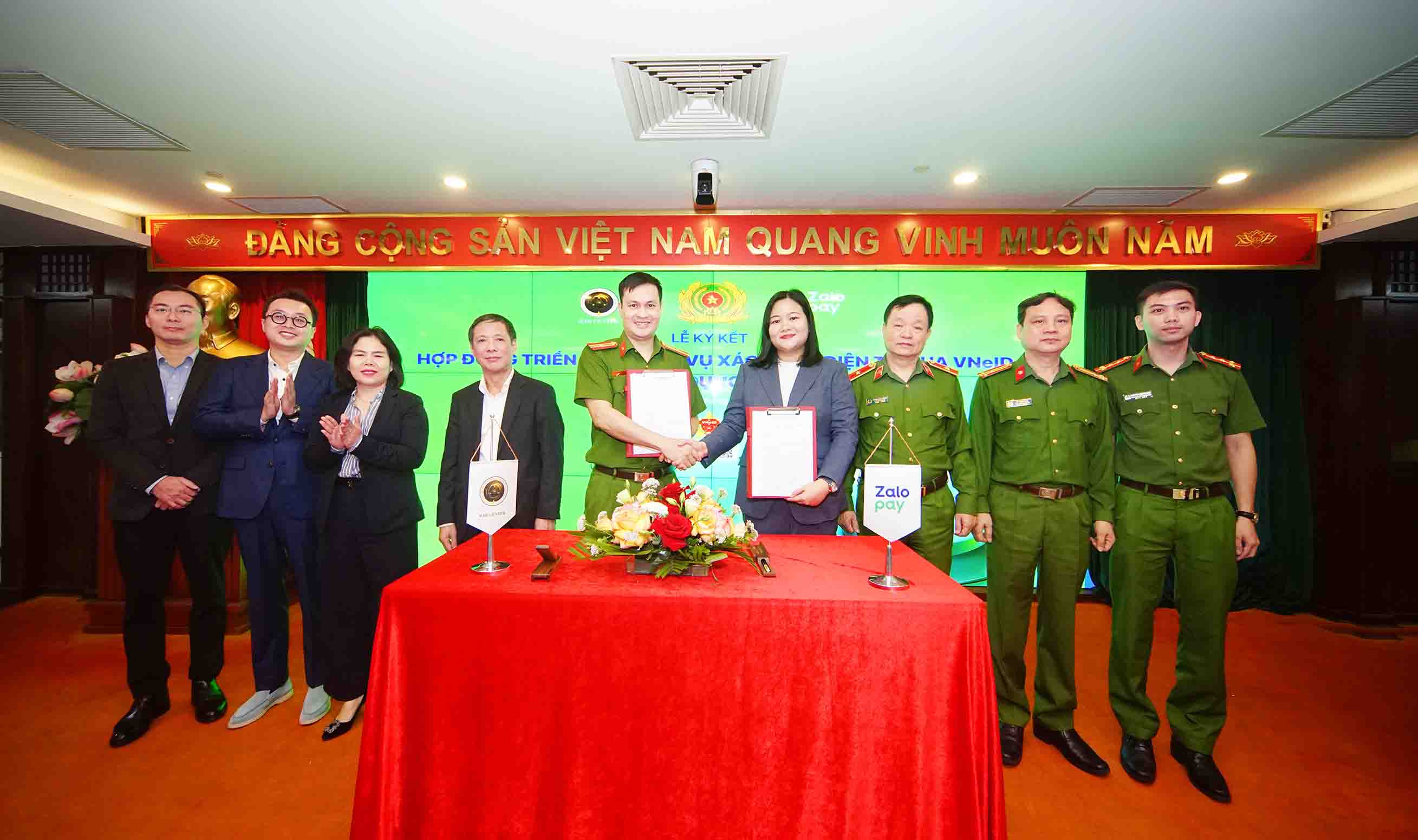 Triển khai định danh điện tử, phát triển thanh toán số trên VNeID