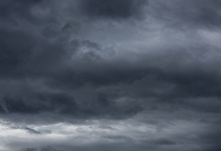 Vì sao mây chuyển màu đen trước khi mưa? Bí ẩn khoa học từ bầu trời