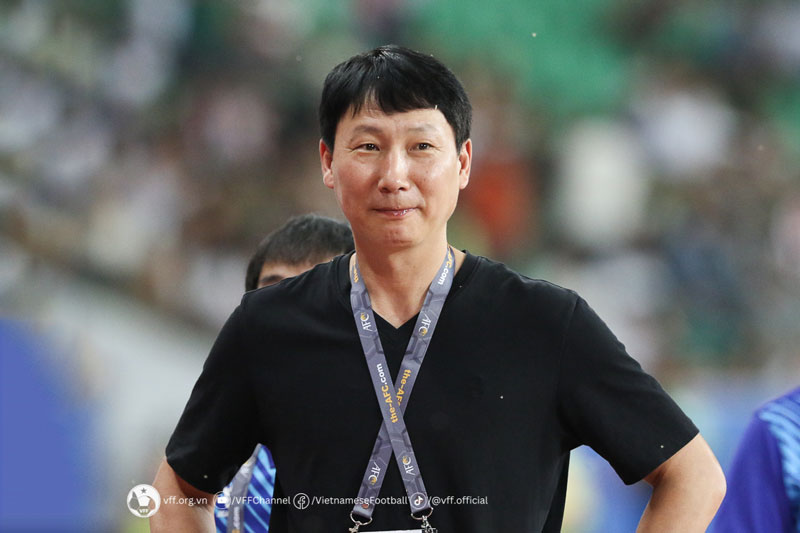 HLV Kim Sang-sik nhận đặc quyền lớn, trụ cột ĐT Việt Nam sắp đối đầu Man Utd