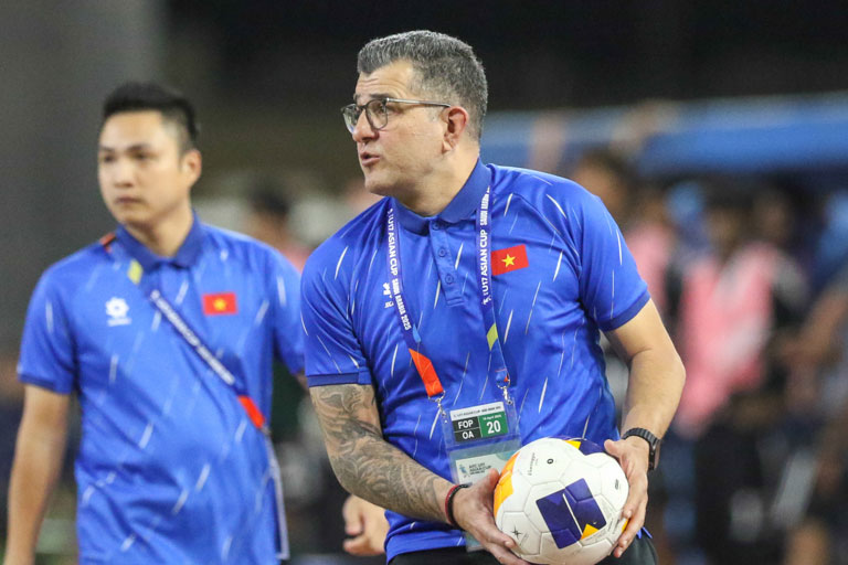 HLV Cristiano Roland nghẹn ngào sau khi U17 Việt Nam bị loại khỏi giải U17 châu Á 2025, lỡ tấm vé dự World Cup