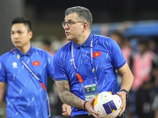 HLV Cristiano Roland nghẹn ngào sau khi U17 Việt Nam bị loại khỏi giải U17 châu Á 2025, lỡ tấm vé dự World Cup