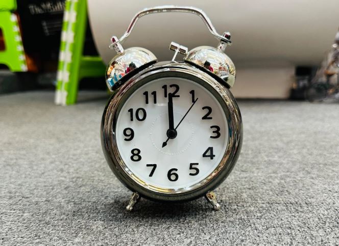 Vì sao đồng hồ chạy từ trái sang phải? Lịch sử thú vị phía sau chiều quay quen thuộc