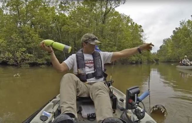 CLIP: Đi câu cá thư giãn, cần thủ hoảng hốt khi nhìn thấy hàm răng khổng lồ của 'thủy quái'