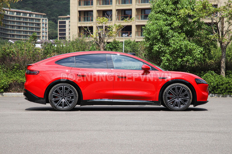 SUV đẹp mê ly, lớn ngang Toyota Land Cruiser, công suất 382 mã lực, di chuyển 360 km không cần đổ xăng, giá gần 1,1 tỷ đồng