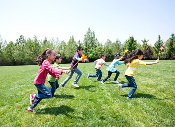 Vì sao trẻ nhỏ luôn tràn đầy năng lượng hơn người lớn?