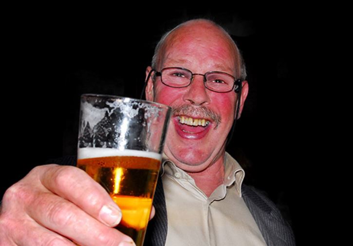 Vì sao có người uống rượu thì đỏ mặt, còn người khác thì không?