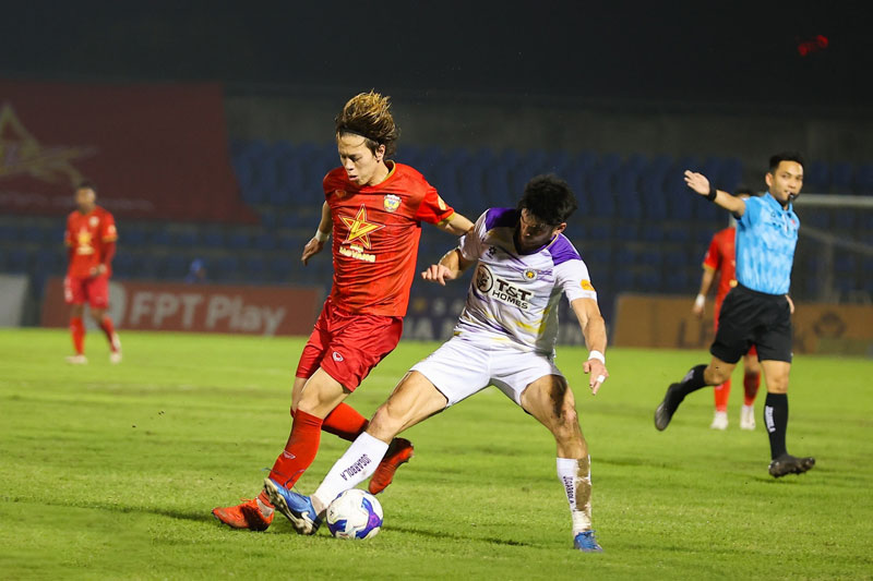 Ngôi sao Việt kiều tỏa sáng rực rỡ, ‘dìm’ HAGL, lọt vào tầm ngắm của HLV Kim Sang-sik 