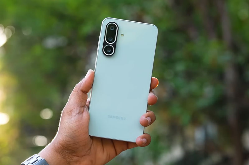 Tr&#xEA;n tay Samsung Galaxy M56 5G v&#x1EEB;a ra m&#x1EAF;t: Thi&#x1EBF;t k&#x1EBF; m&#x1ECF;ng nh&#x1EB9;, hi&#x1EC7;u n&#x103;ng b&#x1EE9;t ph&#xE1;, cam k&#x1EBF;t c&#x1EAD;p nh&#x1EAD;t ph&#x1EA7;n m&#x1EC1;m &#x111;&#x1EBF;n 6 n&#x103;m, gi&#xE1; si&#xEA;u h&#x1EA5;p d&#x1EAB;n