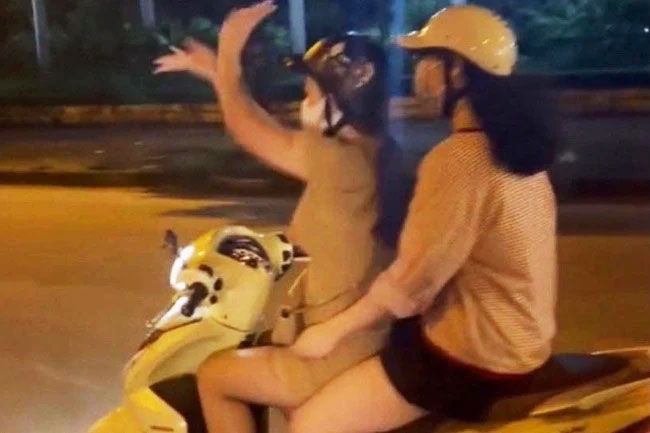 Buông cả hai tay khi lái xe máy, bị phạt bao nhiêu tiền?