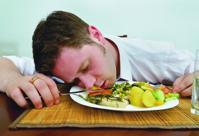 Giải mã nguyên nhân khiến bạn thường mệt mỏi sau khi ăn ngoài hàng quán