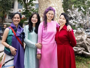 Mỹ Linh, Hồng Nhung xúc động trước tác phẩm “Hồi Sinh” của nghệ sĩ Tia-Thủy Nguyễn