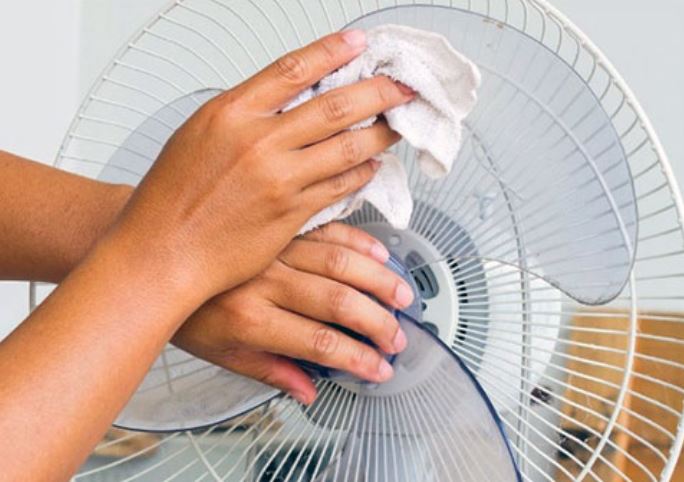 Mẹo vệ sinh quạt điện nhanh chóng, hiệu quả mà không cần tháo lồng