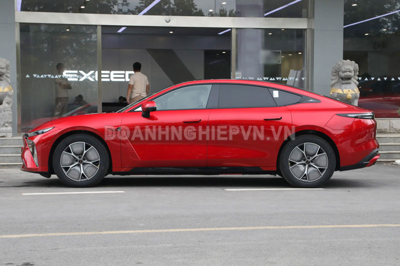 Xe sedan cùng phân khúc với Toyota Camry, công suất 480 mã lực, giá hơn 700 triệu đồng