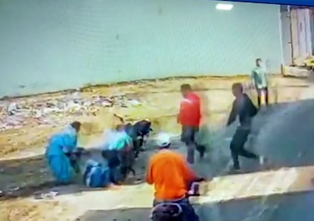 CLIP: Đang đi đường, cụ ông bất ngờ bị chó Pitbull tấn công và màn giải cứu 'nghẹt thở'