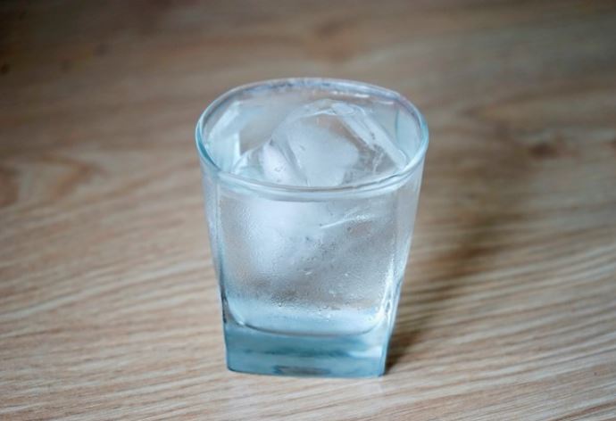 Uống nước đá mỗi ngày: Tưởng mát lòng, hóa ra hại thân!